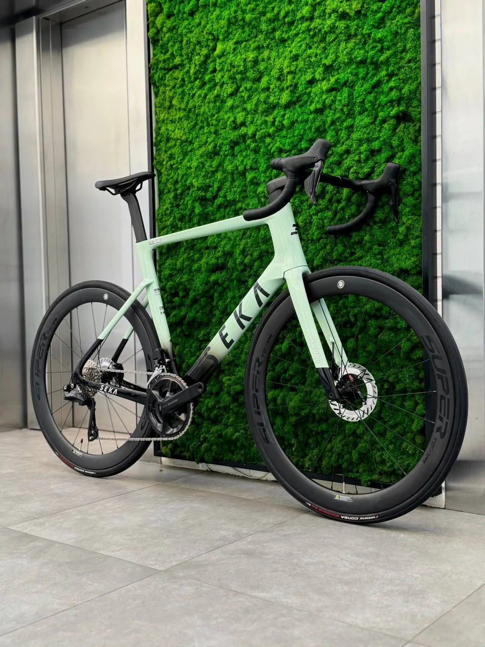 🔥 В наличии профессиональный шоссейник байк на базе SEKA EXCEED 🔥

🚴‍♂️ Aurora Green
Размер XL (р