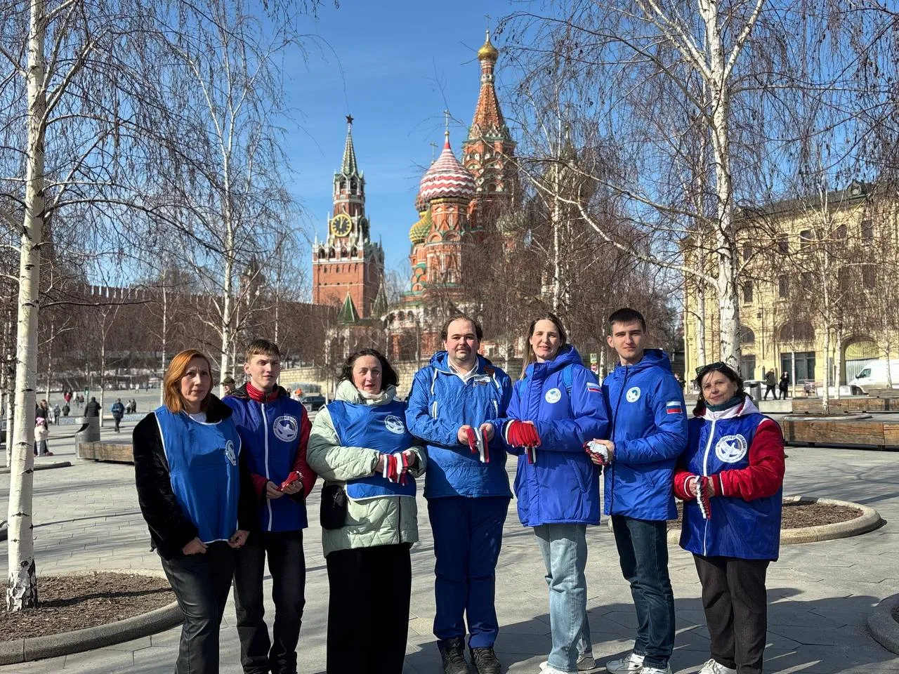 Ленты российского триколора в центре столицы ⚡  В Москве Волонтёры Победы вышли на центральные улицы