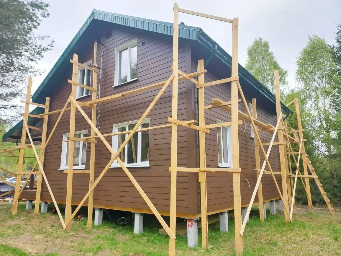 ОТДЕЛКА КАРКАСНОГО ДОМА ФИБРОСАЙДИНГОМ 🏠
ㅤ
Всем привет! Наши заказчики часто задаются вопросами при