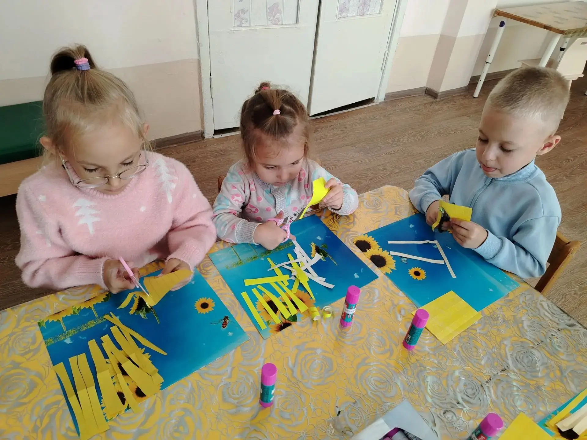 В старшей группе  важное занятие — тренируем навыки работы с ножницами. Это не просто в...