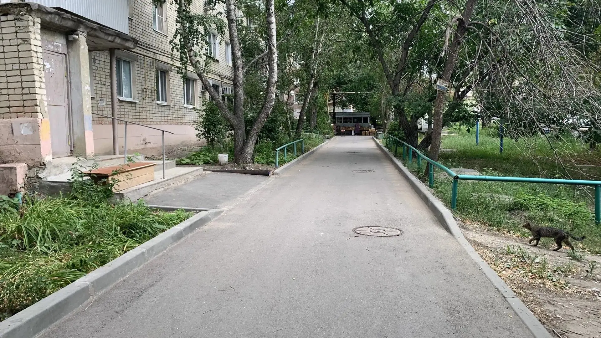 Уборка придомовой территории по адресу: ул. Азина, д.19