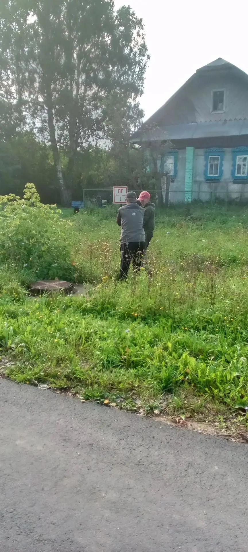 Сотрудники Большесодомовского территориального отдела произвели покос травы и обновили ...