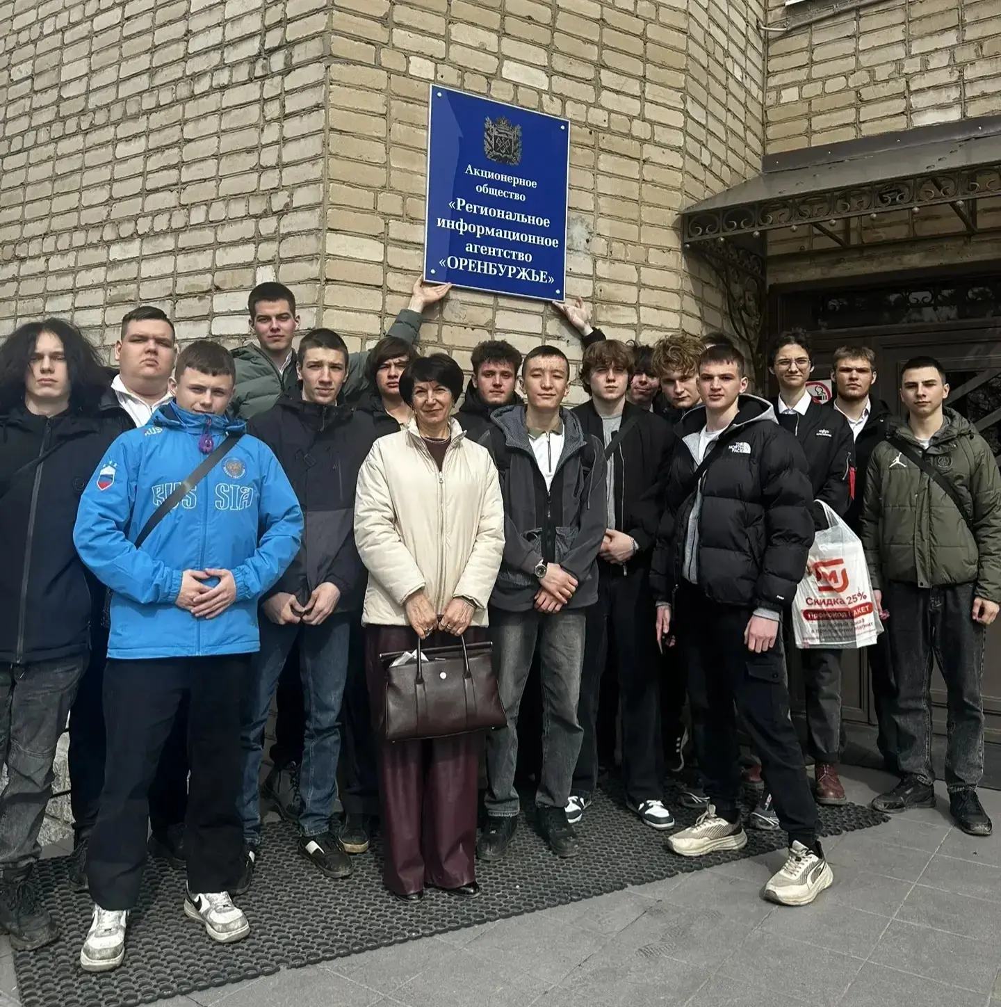 Накануне 35-летнего юбилея газеты "Оренбуржье" студенты ГАПОУ"ОАТК  им.В.Н. Бевзюка" вместе с советн