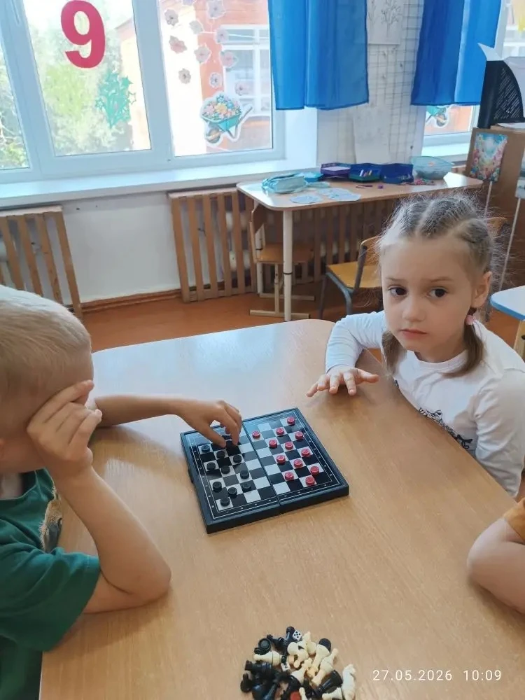 В старшей группе состоялся турнир по шашкам. В процессе игры дети развивали речь,память...