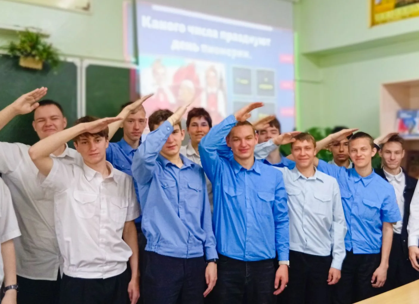 🙂 С Днём пионерии, друзья!