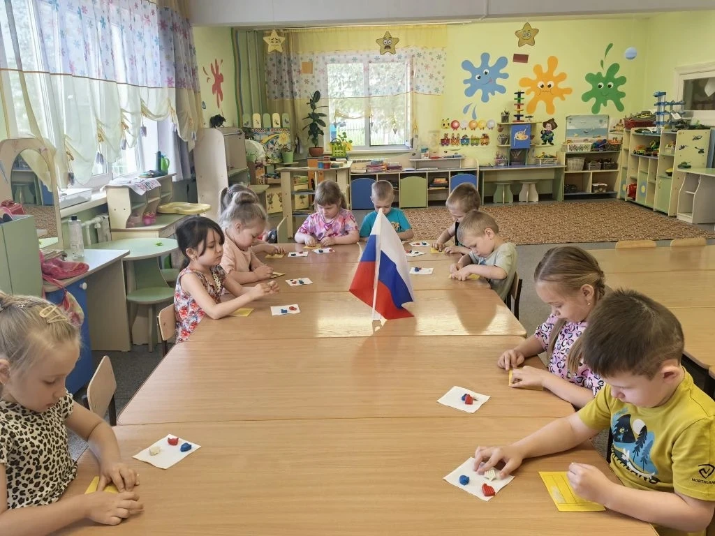 Сегодня дети 6 группы познакомились с государственным праздником-Днем России. Расширили представлени