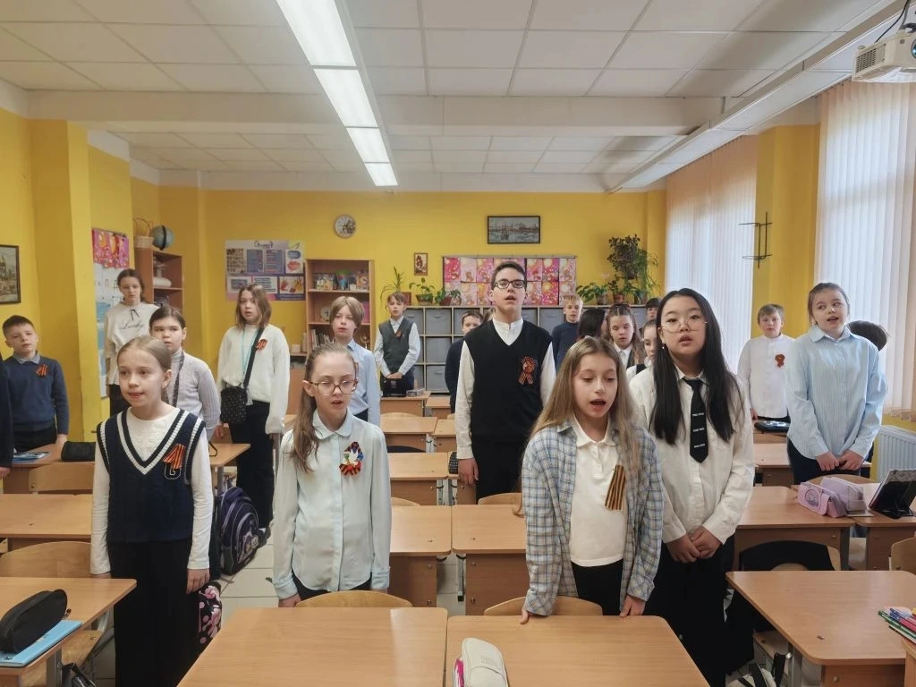 Акция "Георгиевская ленточка" проходит в нашей гимназии🏫 Начиная с церемонии поднятия государственно