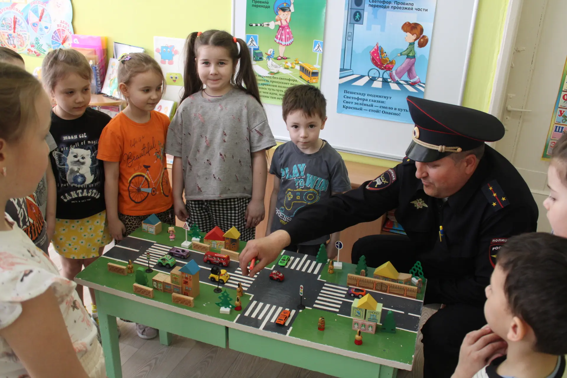 👮‍♂️🚦 Наши юные регулировщики — встреча с инспектором Сергеем Юрьевичем.