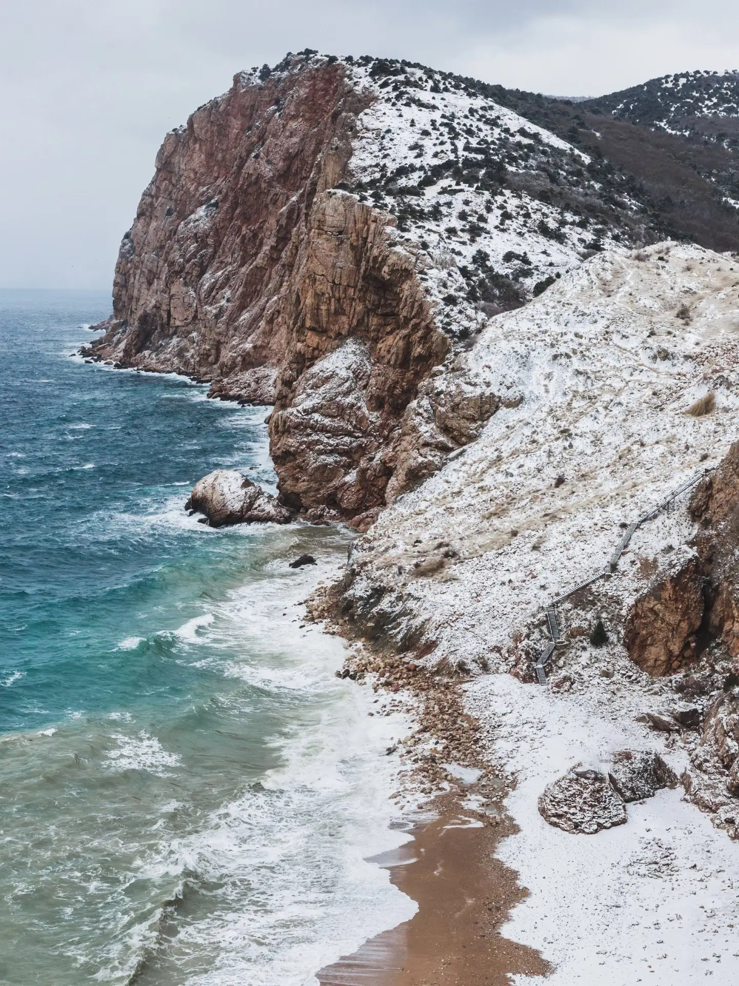 🌊 Такие кадры — настоящая редкость 

Балаклава и мыс Фиолент под снегом случаются всего раз в неско