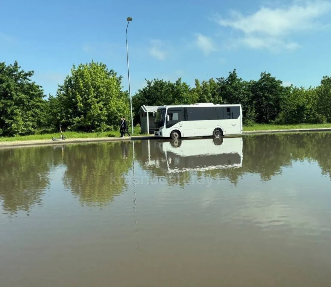 Речной автобус был замечен на остановке в районе Экспограда.  🚛Больше видео без цензуры и замедлений