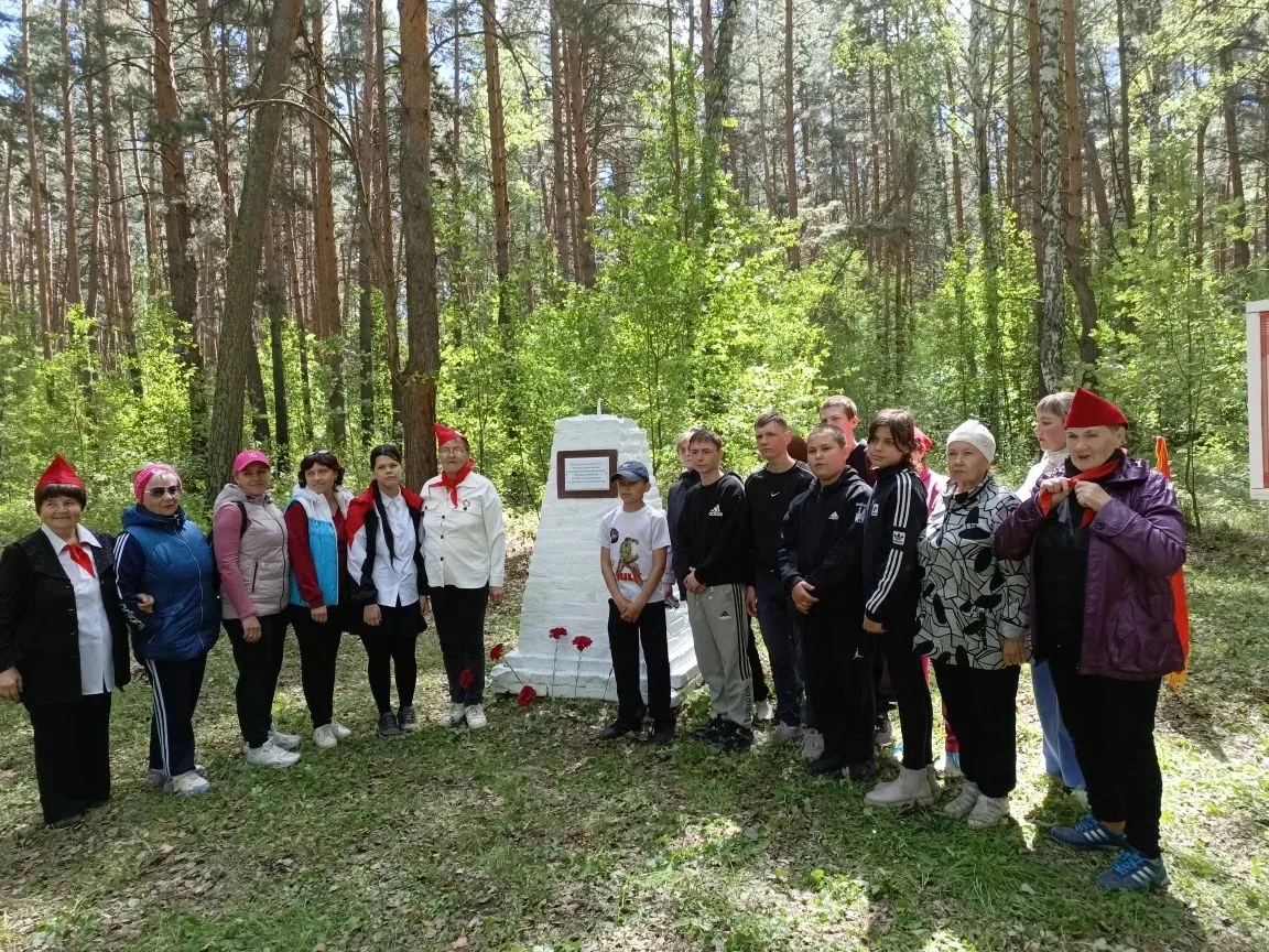 Школьники совместно с куртамышскими волонтёрами «Серебряного возраста» провели экологич...
