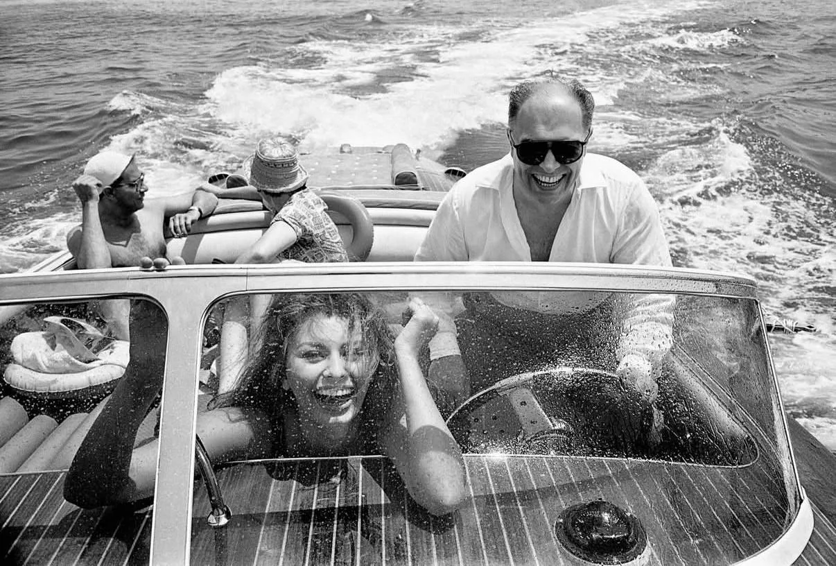 Лето!

📷by Alfred Eisenstaedt
📌 Sophia Loren and her husband Carlo Ponti, Naples, 1961