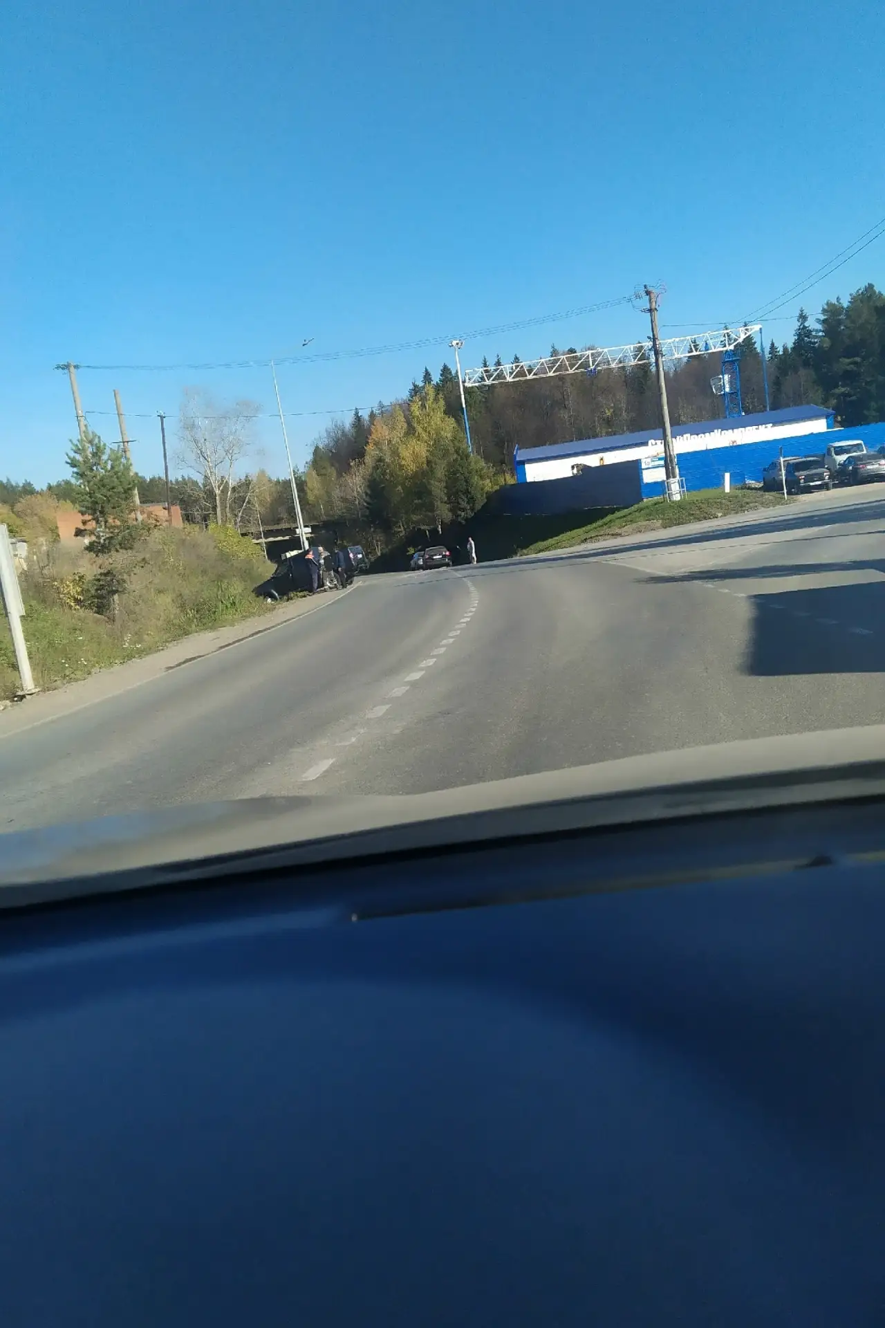 На перекрёстке у СПК произошло ДТП 🚘. Участниками стали молодые люди на чёрном автомоб...