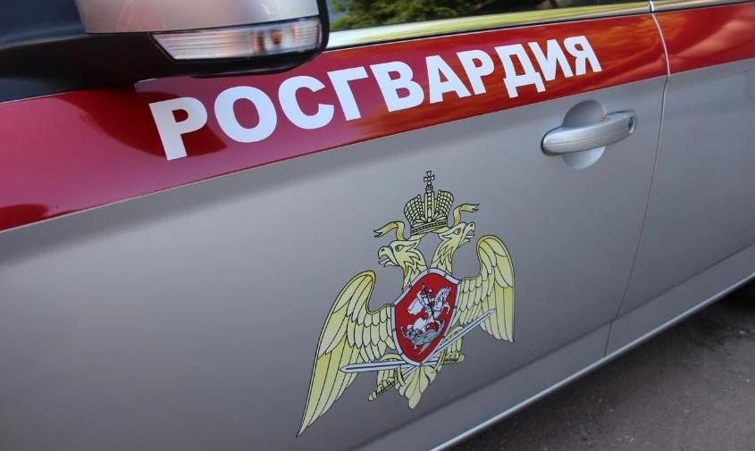 🚓 В Свободном Росгвардия задержала мужчину, укравшего через открытое окно магазина элитный алкоголь 