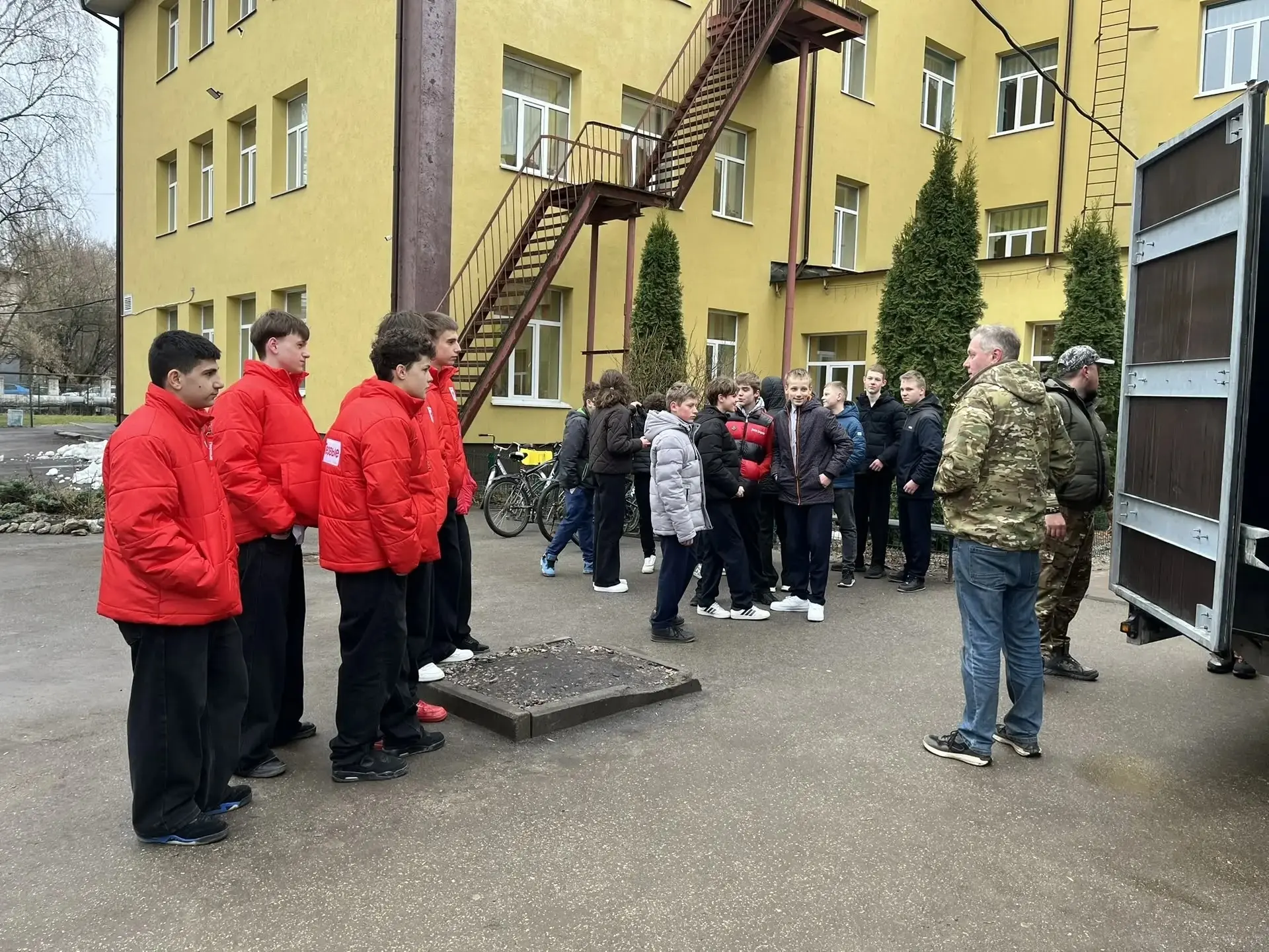 СВОИХ НЕ БРОСАЕМ. ГУМАНИТАРНЫЙ ГРУЗ ДЛЯ БОЙЦОВ ДОСТАВЛЕН.    Небезразличные дети и взрослые сформиро