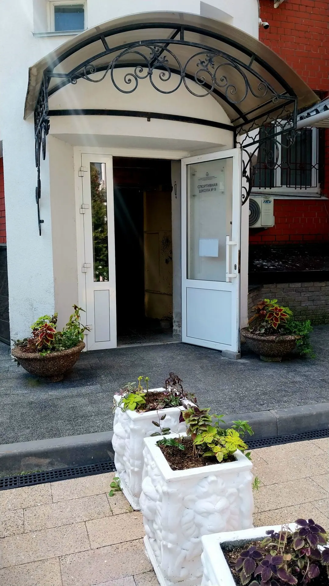 Красота вдохновляет!🌿

Наш город преображается, украшается фонтанами, клумбами и аллеями. Около Спо