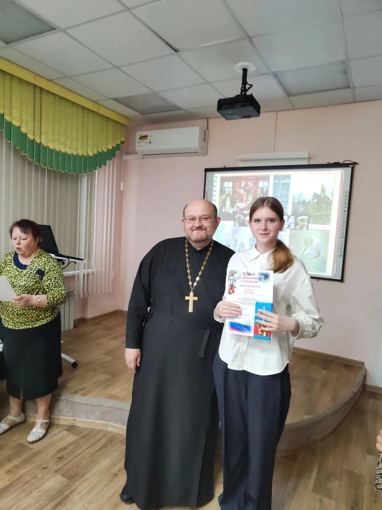 💫 ГЕРОИ ОТЕЧЕСТВУ В СЕРДЦАХ ГИМНАЗИСТОВ: ТРИУМФ НА ФЕСТИВАЛЕ НАРОДНОГО ТВОРЧЕСТВА "ПАСХАЛЬНАЯ  РАДОС