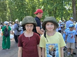 День шестой: «Память, музыка и движение». Утро началось с бодрой зарядки под солнцем — дети встряхну