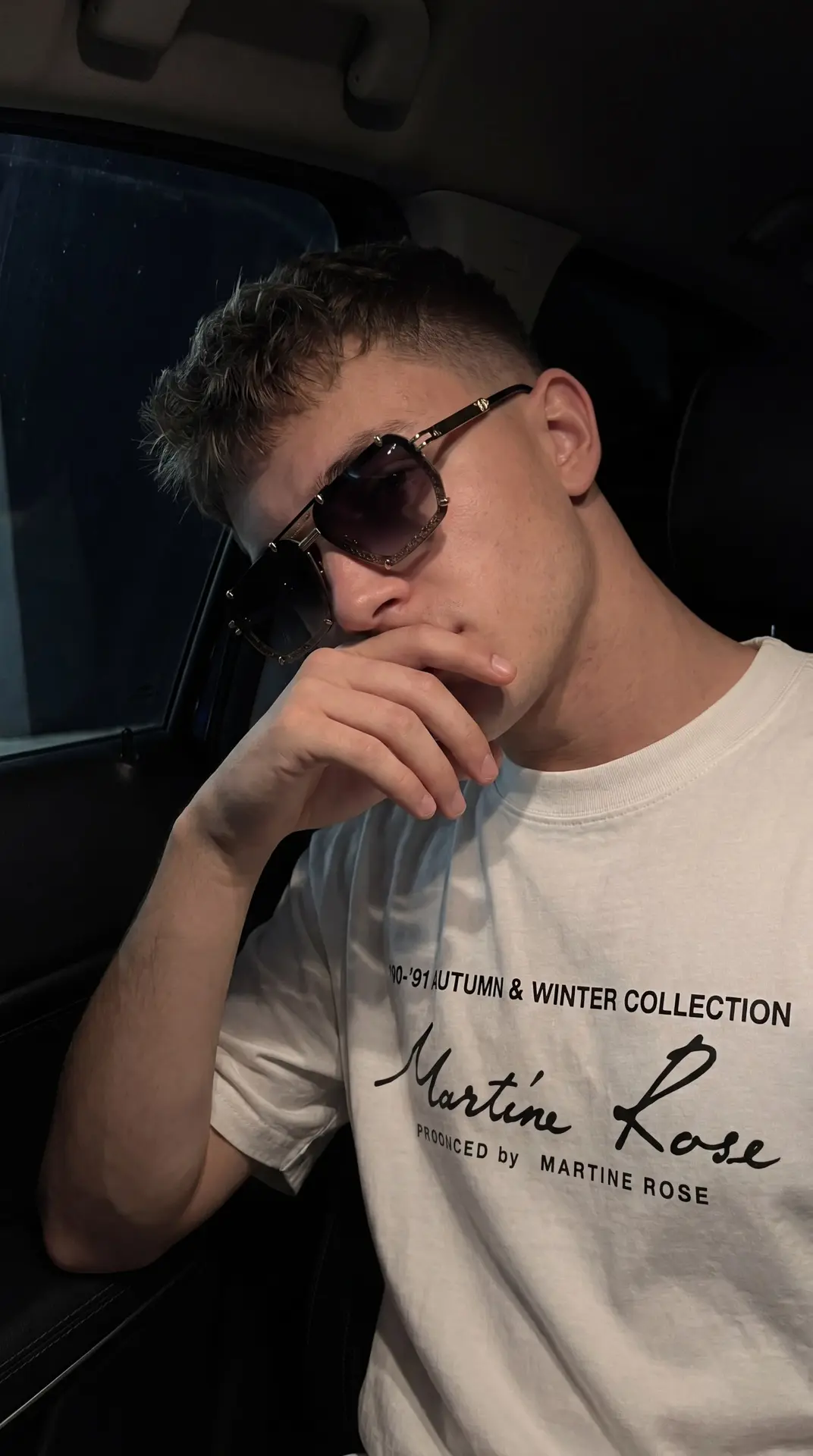 Маленькая деталь, которая меняет всё🕶️

Солнцезащитные очки из нашей коллекции— это не просто защит