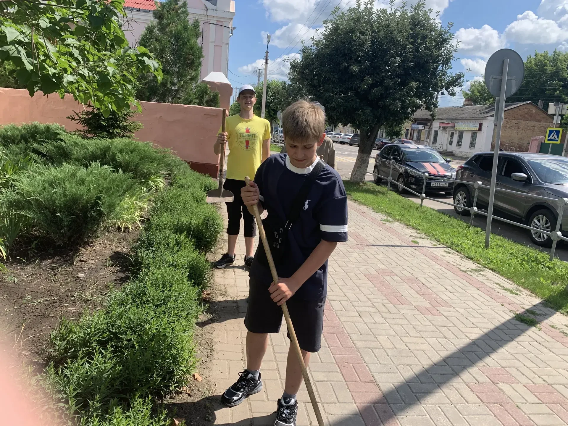 Школьная трудовая бригада III потока *** Работа на клумбах... разгрузка новых учебников...подготовка