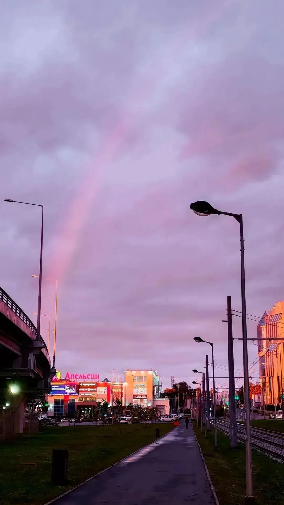 🌈Небо решило показать всё самое красивое сразу: радуга выглянула на закате в Самаре.