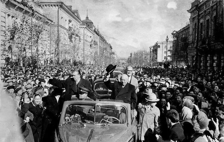 Н.С.Хрущёв приветствует иркутян на улице Карла Маркса, 1959 г.