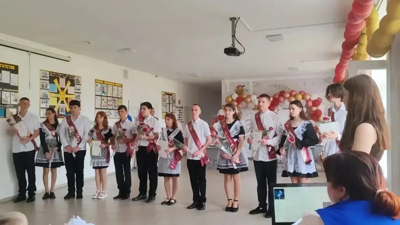 Последний звонок в хуторе Свободном  В хуторе Свободном в школе №8 прозвенел последний звонок для 11