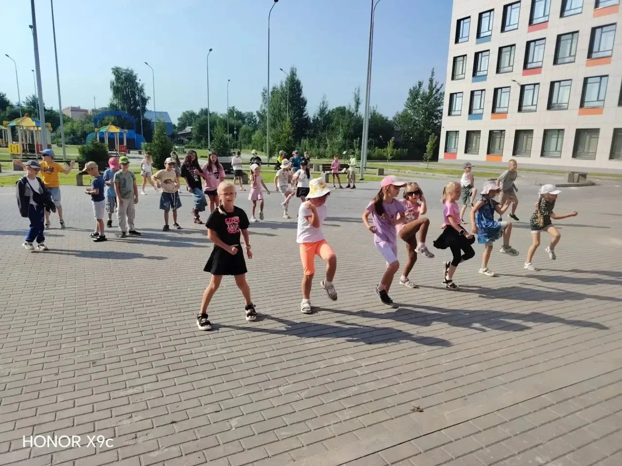 ☀️ Ура, лагерь! ⛺
Утро началось с бодрой зарядки — мышцы проснулись, а вместе с ними и летнее настро