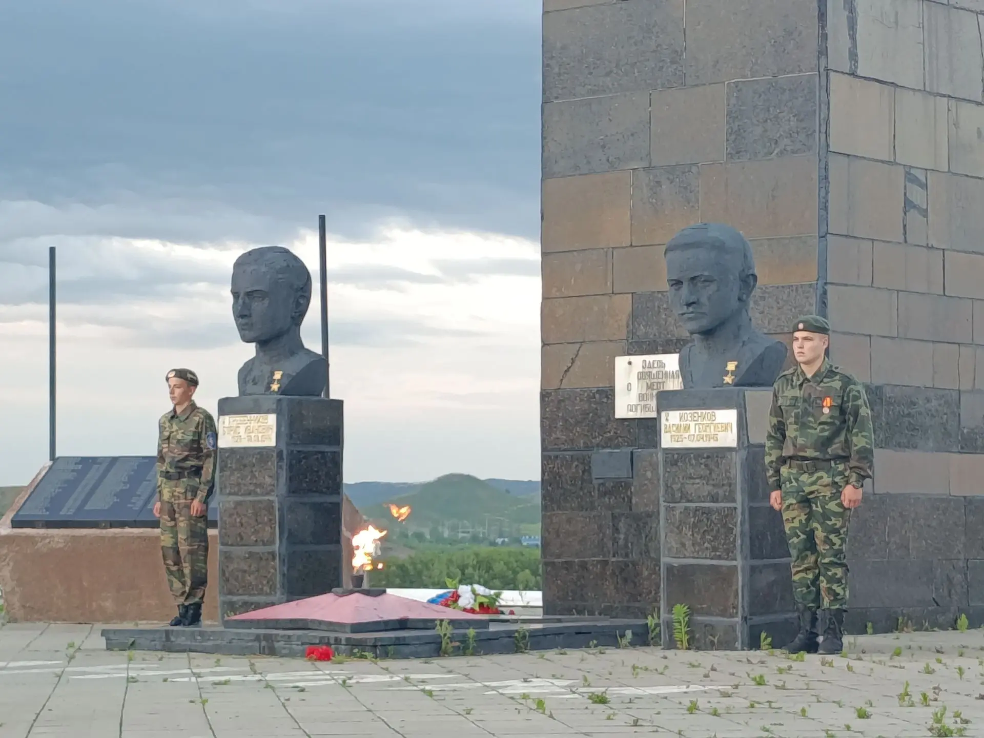 Память, которую мы храним - 
Всероссийская акция «Свеча памяти». Обучающиеся МБОУ "СОШ № 1", входящи