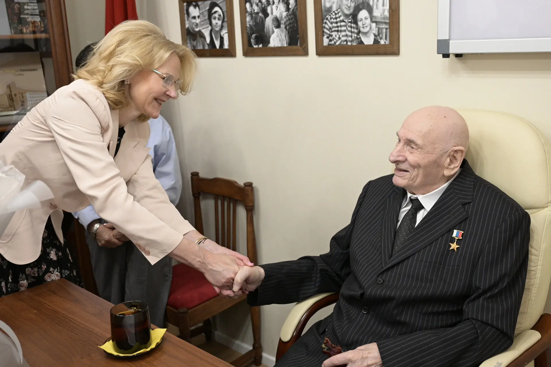 Заместитель председателя Правительства РФ Татьяна Голикова поблагодарила легендарного у...