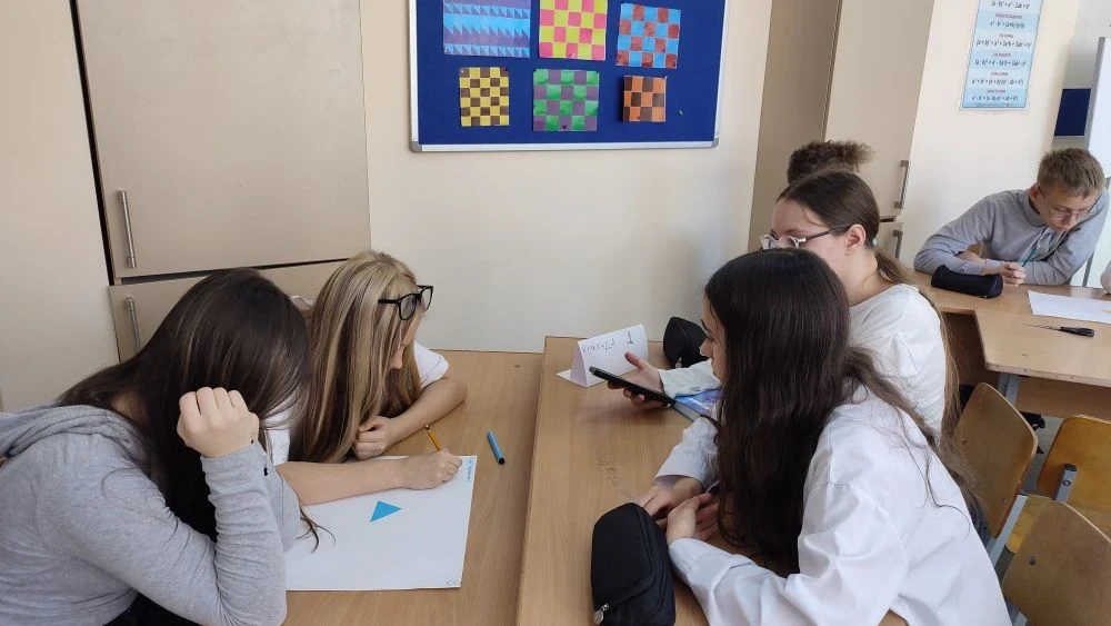 В рамках декады математики и информатики в 7 "В" классе прошел творческий урок на тему «Треугольники