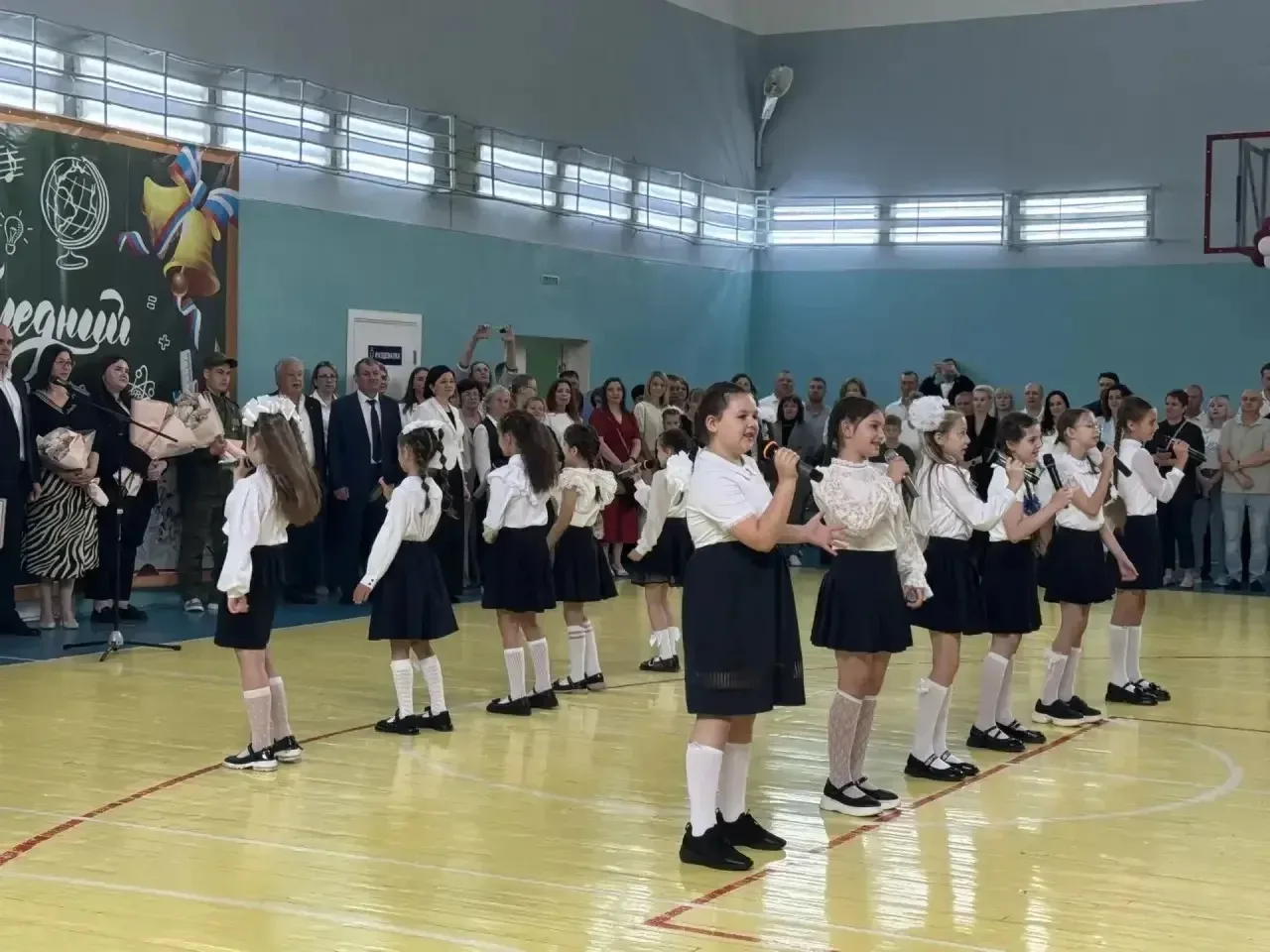 Сегодня в нашей школе царила особая атмосфера – атмосфера прощания и надежды. Мы посвятили этот день