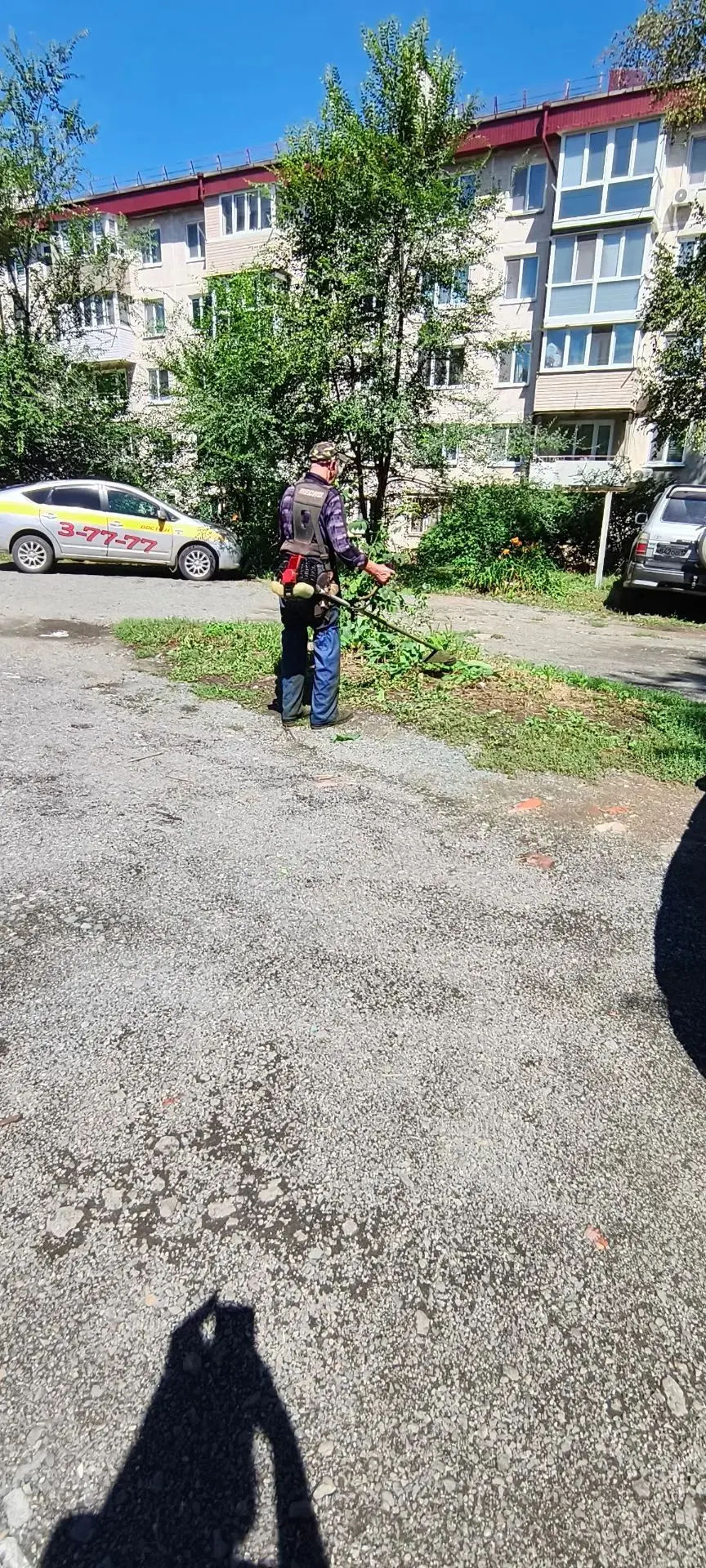 Ежедневно мы продолжаем работу по покосу травы на прилегающей территории наших домов