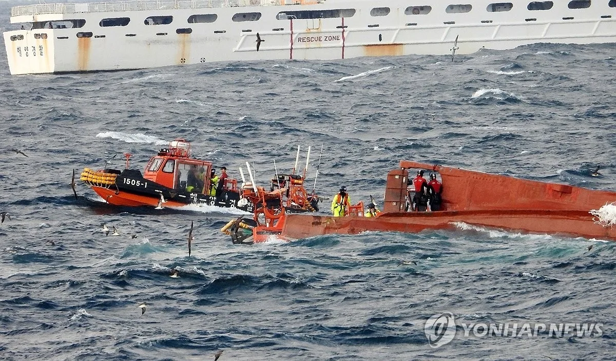 🇰🇷⚓⛴ Южная Корея: у берегов Чеджу перевернулось рыболовецкое судно, двое пропали без ...