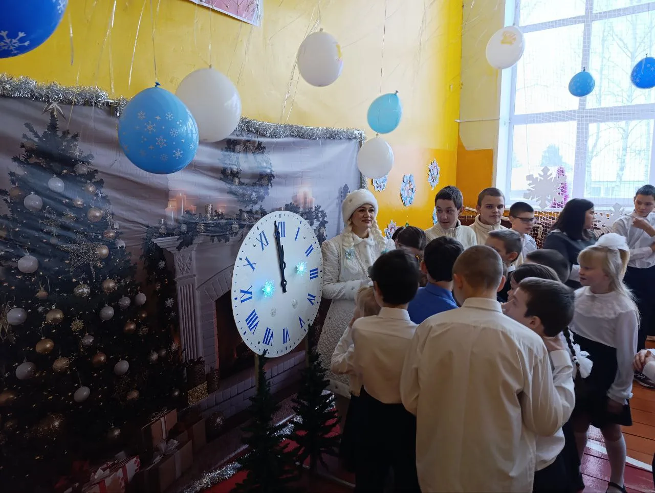 Работники районного Дома культуры дали старт сезону новогодних ёлок для детей города и ...