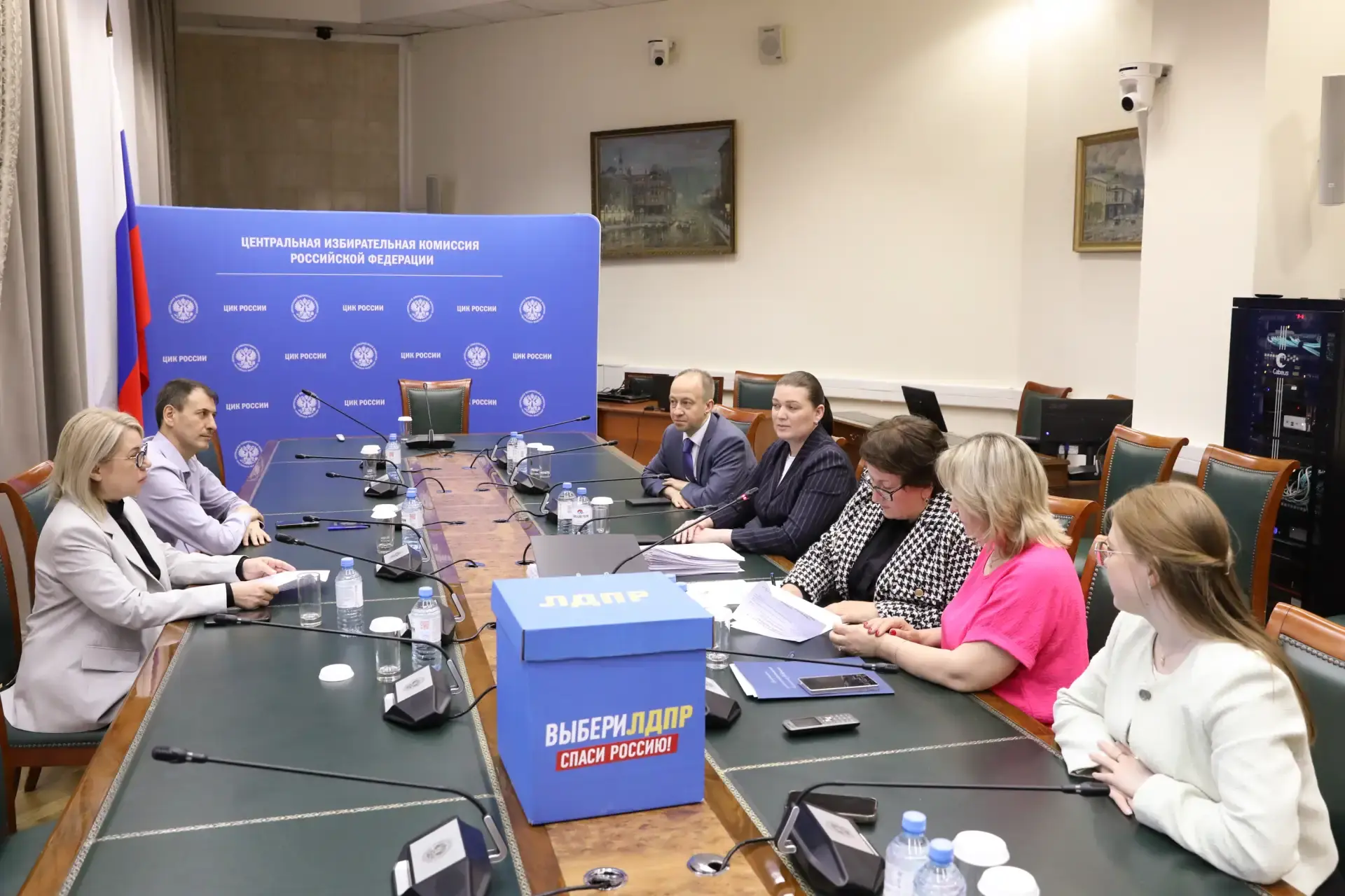Партия ЛДПР подала в ЦИК России пакет документов для регистрации федерального списка ка...