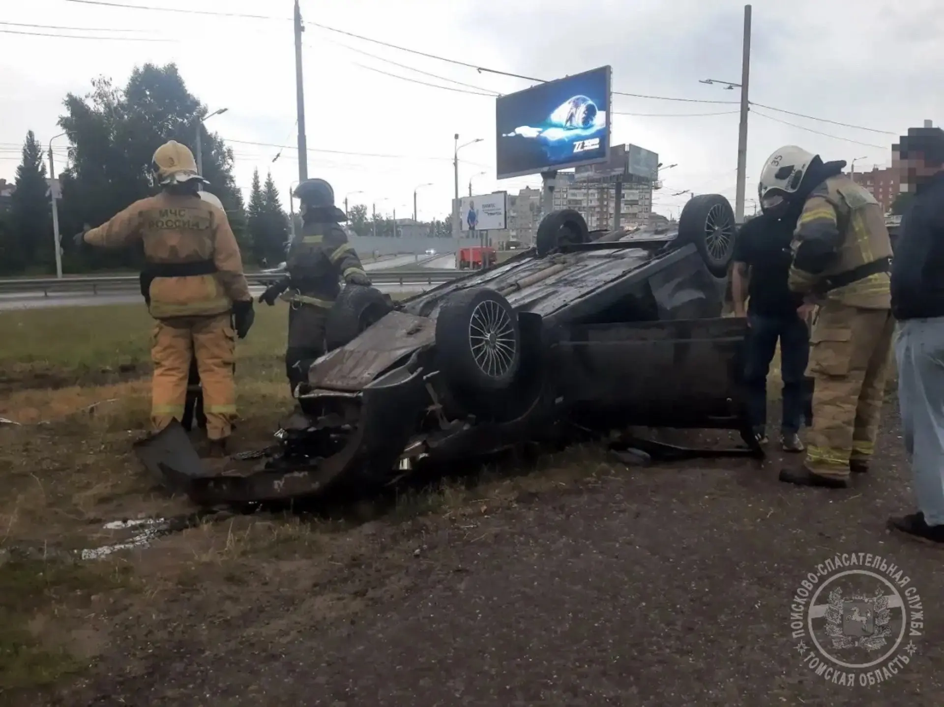 В Томске автомобиль перевернулся на крышу: спасатели устранили последствия ДТП