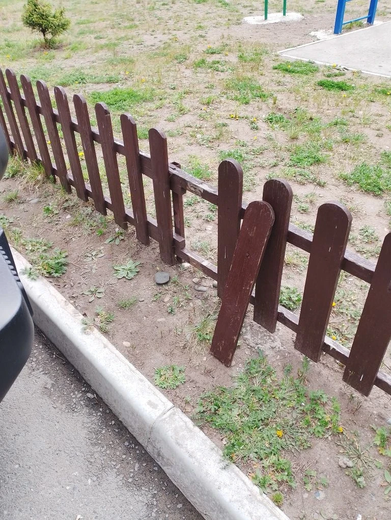 На пр. Др. Народов 43А, не детской площадке закрепили заборчик.