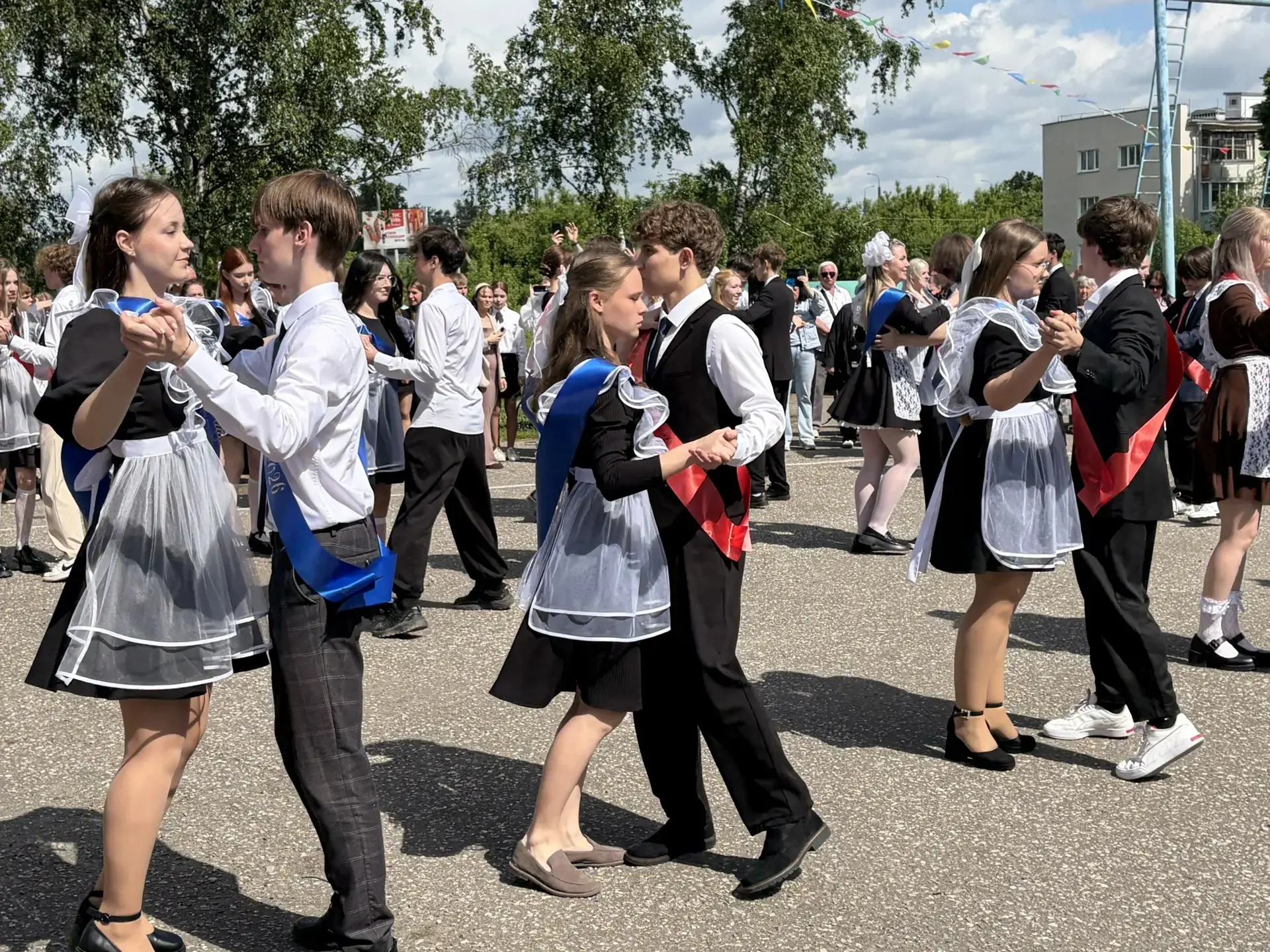 ✨ Последний звонок: трогательно, красиво, навсегда в памяти ✨  🔔 26 мая в нашей школе прозвенел посл