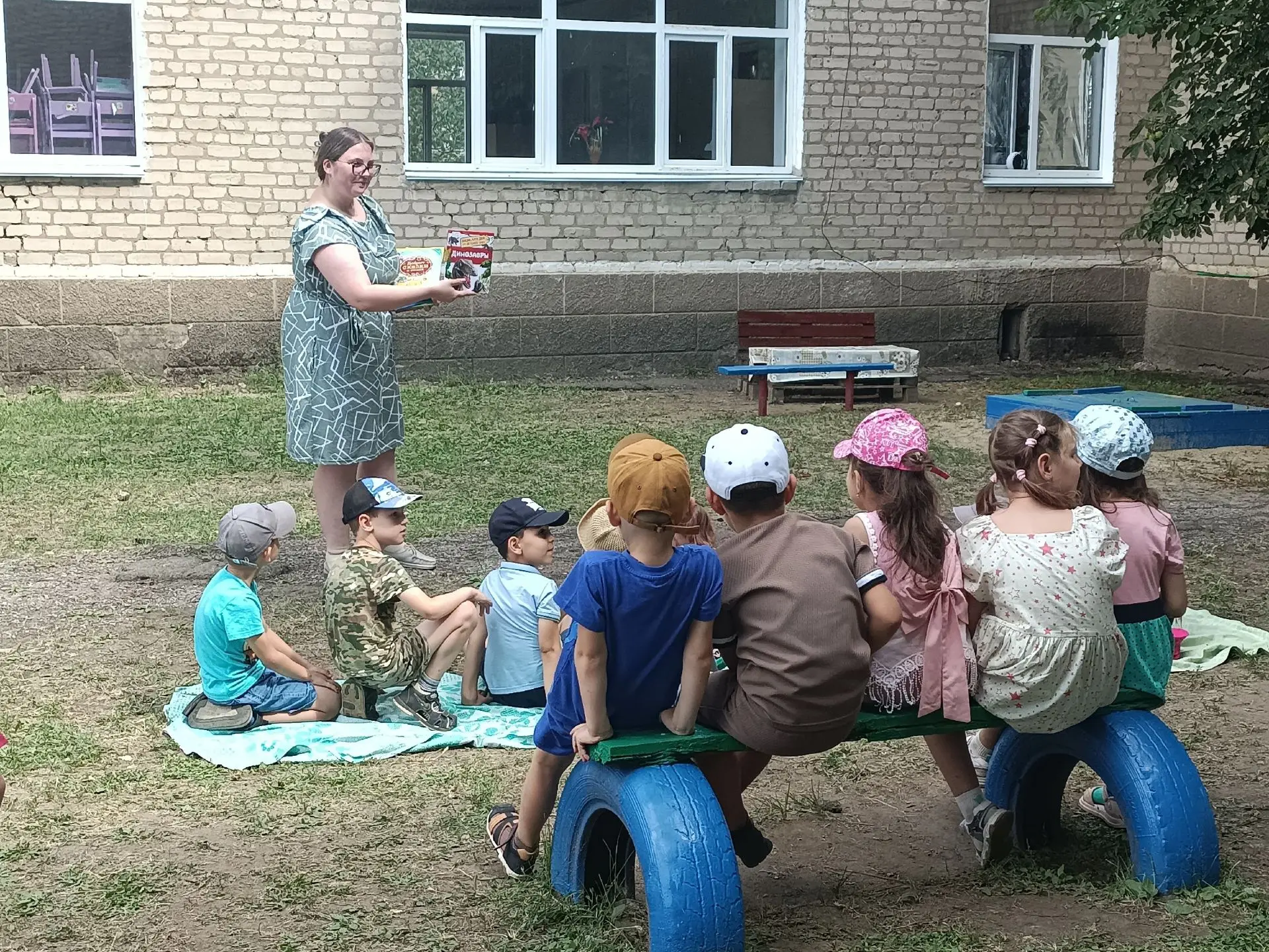 «ДРУЖИМ, ИГРАЕМ, УВАЖАЕМ — ТАК ПРАВА МЫ СОБЛЮДАЕМ!»
Сотрудники Районной библиотеки для детей муницип