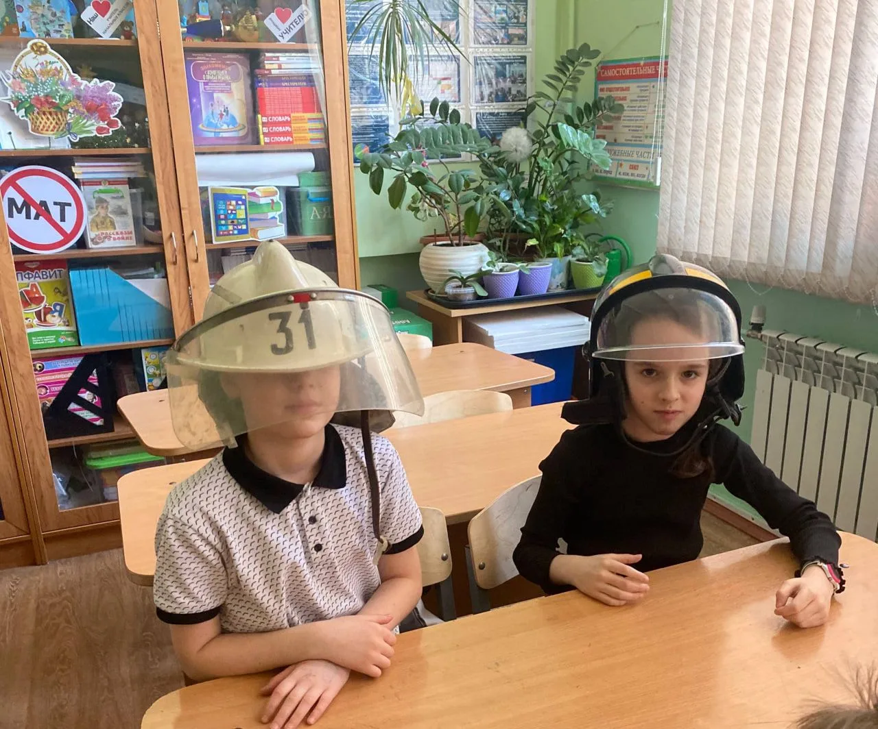 🤝 Безопасность в действии: открытые уроки для младших классов  👀 Перед каникулами в школьном здании 