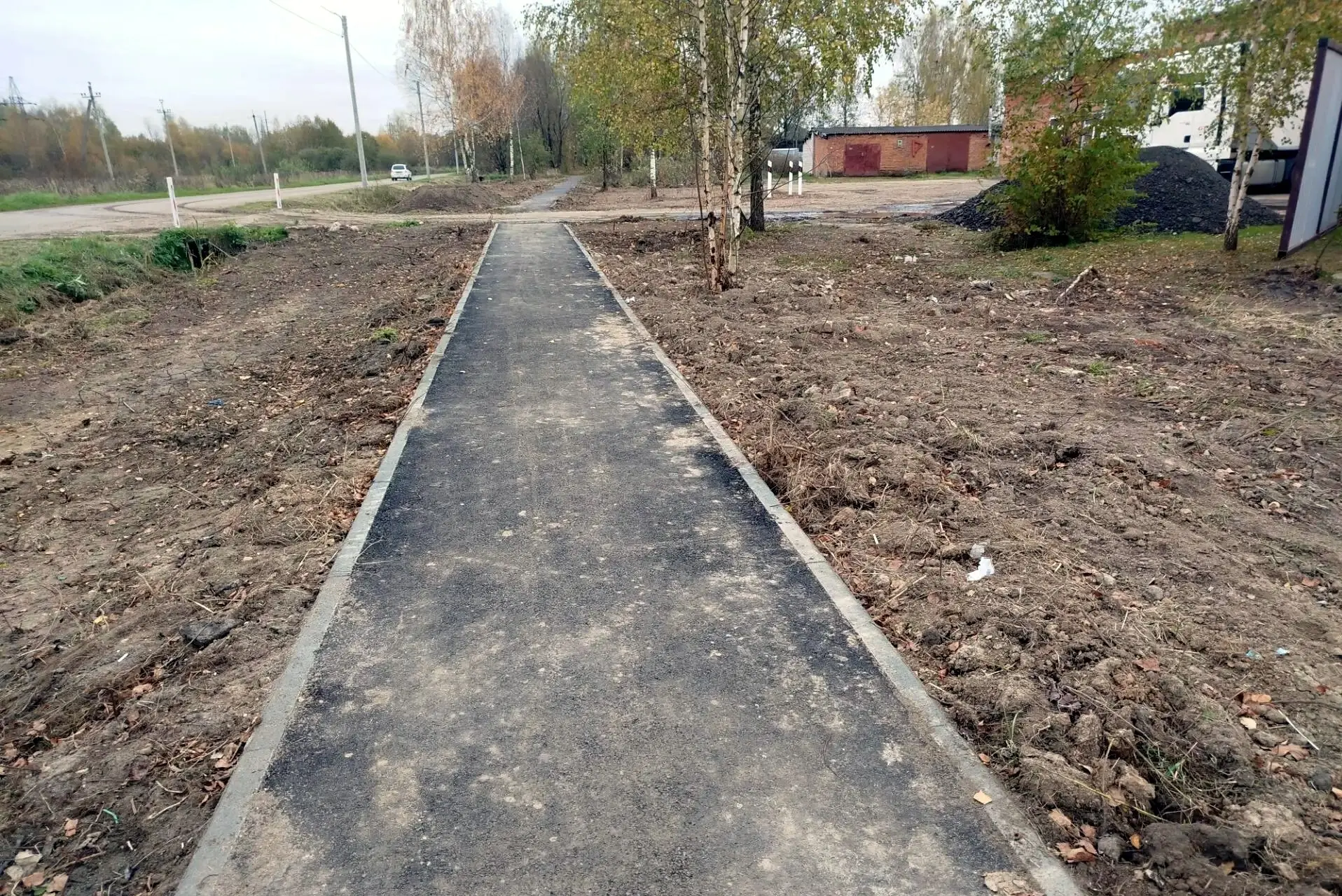 В Луговом доделали ещё один кусок тротуара на Школьной