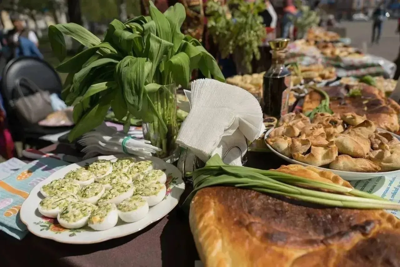 В Мысках прошёл фестиваль колбы  Хранителями кулинарных традиций на празднике стала семья Майнаковых