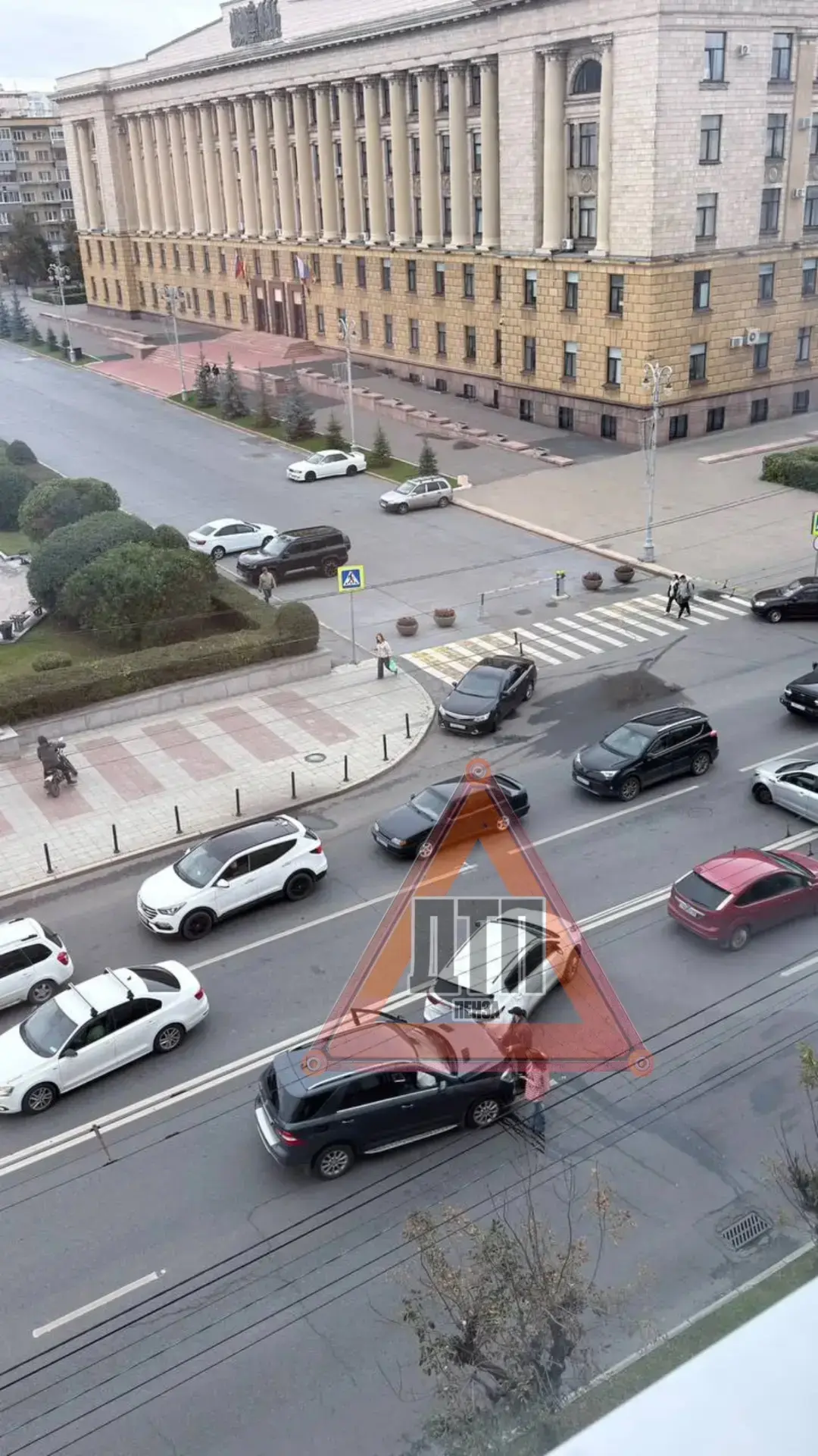«Мерседес» протаранил «Киа» возле здания правительства на Кирова в Пензе.
