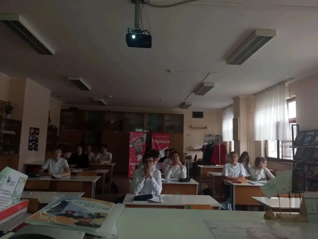 🧓🤝👧 Сегодня День пожилых людей, и наши волонтеры из отряда «Надежда» отметили его по...