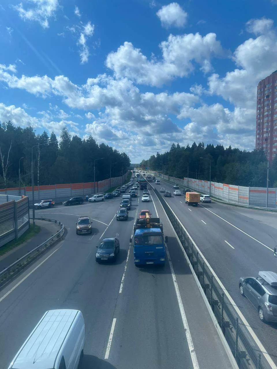 Очередь на заправку «Лукойл» на ЦКАДе возле Звенигорода.