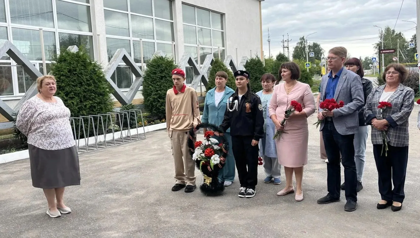 💐 Память и уважение: активисты Вешкаймского лицея почтили подвиг Героя России Вадима Е...