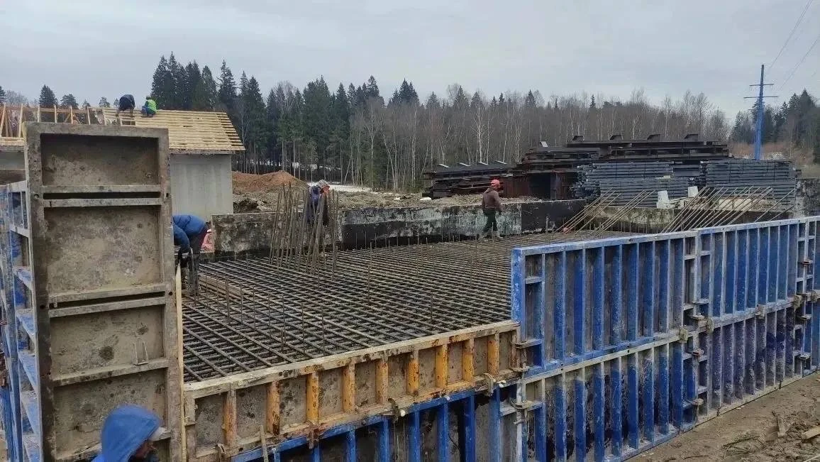 👷‍♂️ Новости со стройплощадки дублёра Пятницкого шоссе:   Строительная готовность дороги составляет 