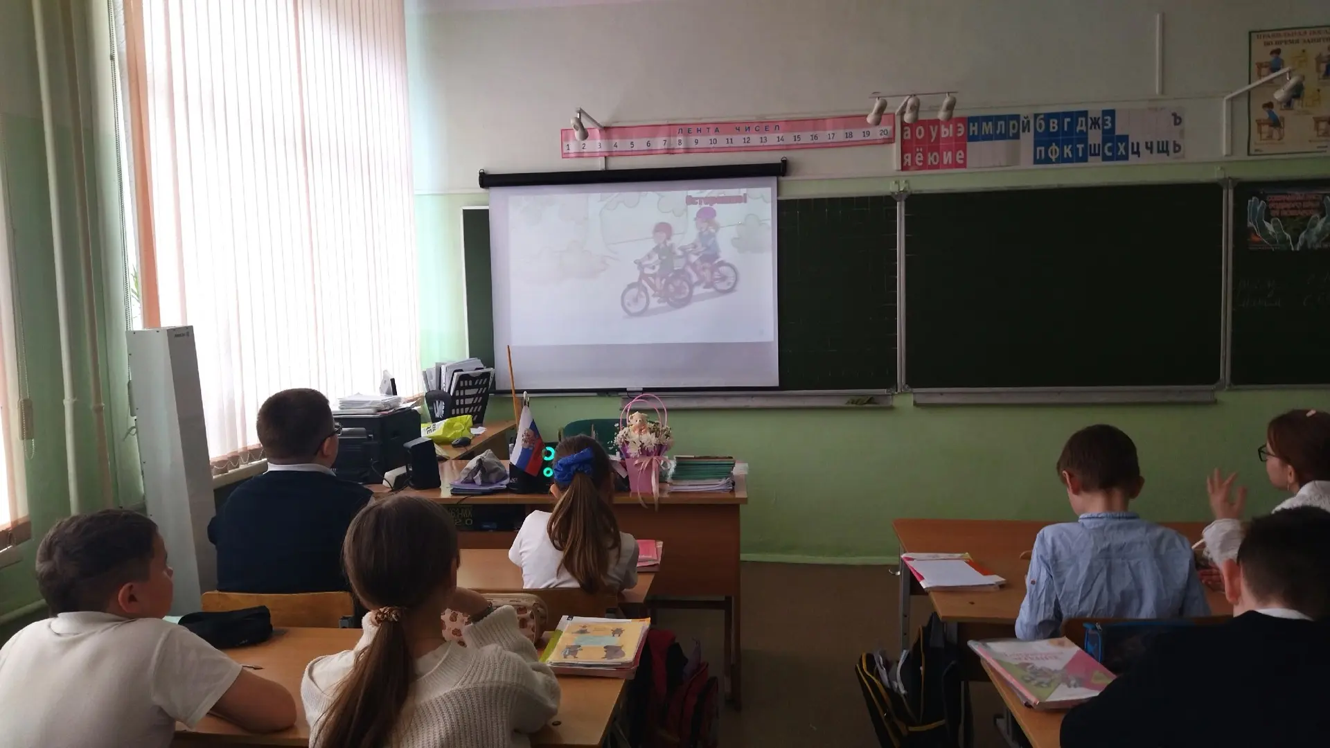 🚲 Весна — пора доставать велосипеды, но не стоит забывать о правилах!  🗓️ 28 апреля отряд ЮИД «Вираж