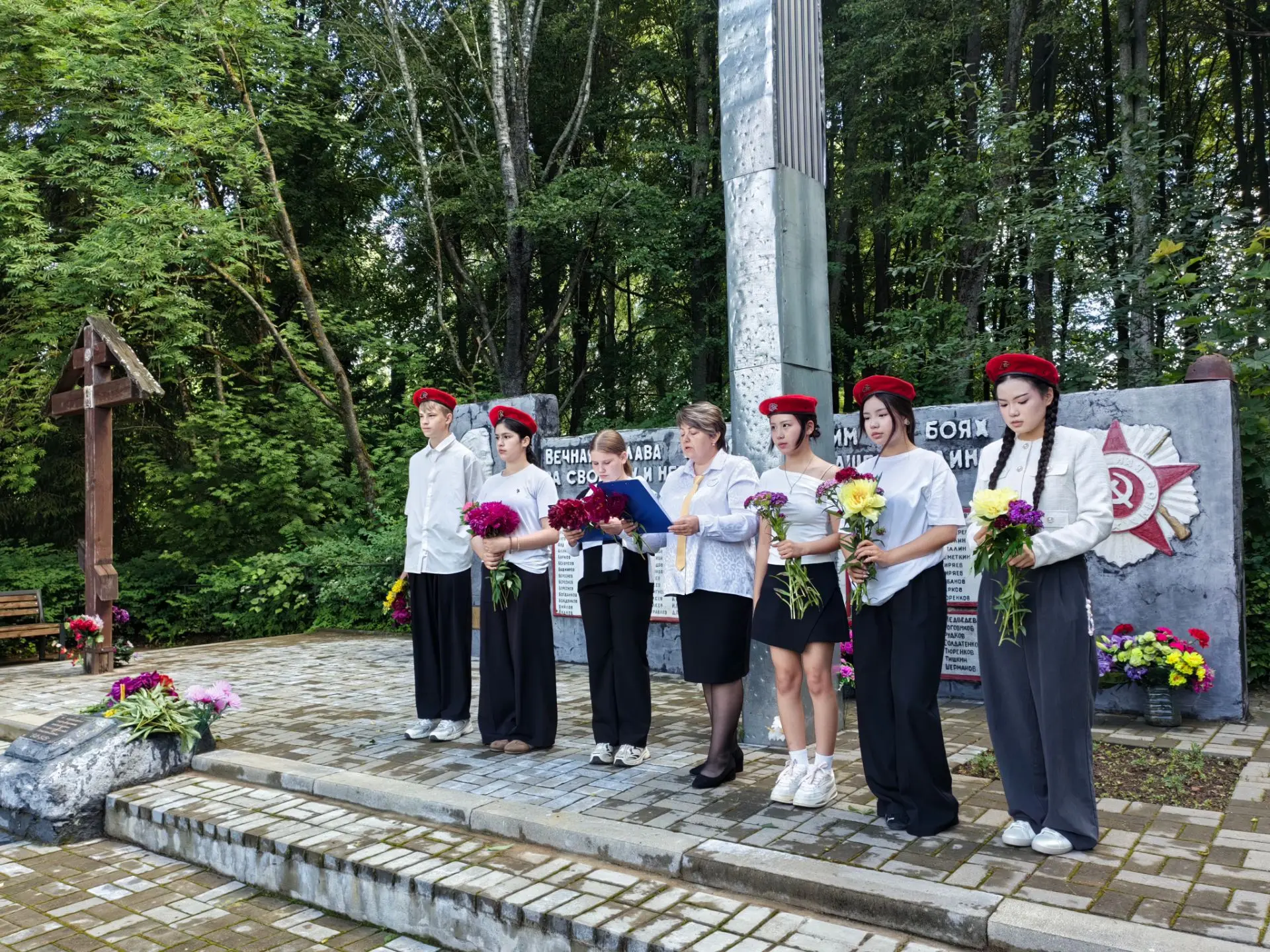 🕯День памяти и скорби

Сегодня у памятника погибшим односельчанам в деревне  Третьяково мы вспомнил